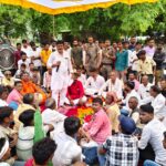 खेल मैदान में बन रहे पंचायत भवन के विरोध में विधायक ने किया एकदिवसीय धरना प्रदर्शन।