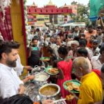 स्वर्गीय रामविलास पासवान जी की जयंती पर हाजीपुर स्टेशन परिसर में गरीबों के बीच खाद्य सामग्री बाटी गई