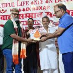 बमेंद्र को रक्तसेवा के लिए बक्सर में किया गया सम्मानित