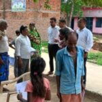 बीडीओ ने खेलड़िया में किया गणना प्रपत्र इंट्री का निरीक्षण