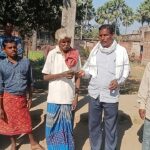 मुखिया प्रतिनिधि ने गरीब दलित परिवार की मदद कर पेश की मानवता की मिसाल