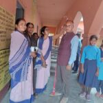 स्वास्थ्य विभाग के आशा कर्मियों द्वारा स्कूली बच्चों एवं शिक्षकों को कराया जा रहा दवा का सेवन