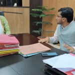 कपरपुरा रेलवे गुमटी के मामले को लेकर विधायक के नेतृत्व में डी एम से मिला ग्रामीणों का प्रतिनिधिमंडल