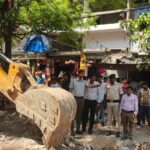 अतिक्रमण का कारण बने डिवाइडर को नगर आयुक्त ने तुड़वाया