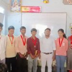 मैट्रिक में उत्कृष्ट प्रदर्शन करने वाले छात्रों को मेडल देकर किया गया सम्मानित