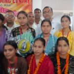 बिहार टॉपर गुड़िया कुमारी को पाठ्य सामग्री एवं अंगवस्त्र देकर किया गया सम्मानित