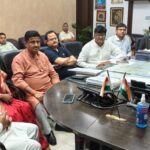 कपरपुरा रेलवे गुमटी को लेकर कांटी विधायक के साथ डीआरएम से मिला विधायकों का प्रतिनिधिमंडल