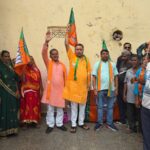 47 वै स्थापना दिवस पर डॉ मनीष पकंज मिश्रा ने शाहमीर तकिया रविदास टोला में पार्टी का झंडा फहराकर स्थापना दिवस मनाया