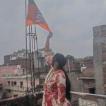 भाजपा के स्थापना दिवस पर भाजपा महिला मोर्चा उपाध्यक्ष पम्मी कुमारी ने आवास पर लगाया भाजपा का झंडा