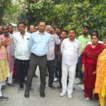 पकड़ी पकोही में जलजमाव की समस्या पर अधिकारियों का फौज लेकर पहुंचे विधायक,लोगों को शीघ्र समाधान कराने का दिया आश्वासन